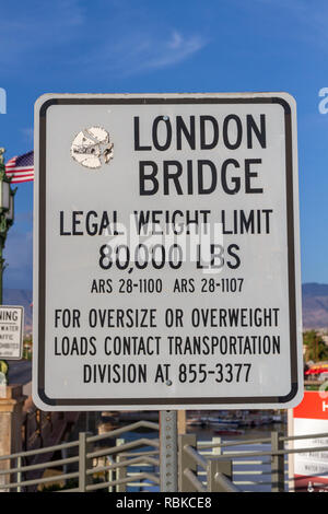 Gewichtsbeschränkung Schild auf die London Bridge in Lake Havasu City, West Virginia, United States. Stockfoto