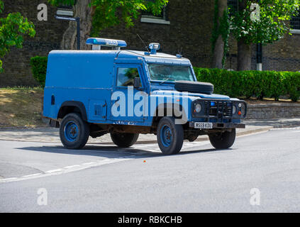 1994 gepanzerte Polizei Land Rover Defender 110 Stockfoto