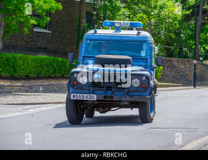 1994 gepanzerte Polizei Land Rover Defender 110 Stockfoto