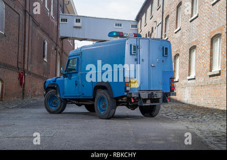 1994 gepanzerte Polizei Land Rover Defender 110 Stockfoto