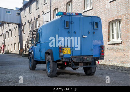 1994 gepanzerte Polizei Land Rover Defender 110 Stockfoto