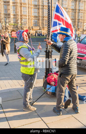 Brexit Argument mit Steve Bray außerhalb der Häuser des Parlaments, Abingdon Street, London, UK. Stockfoto