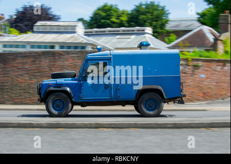 1994 gepanzerte Polizei Land Rover Defender 110 Stockfoto