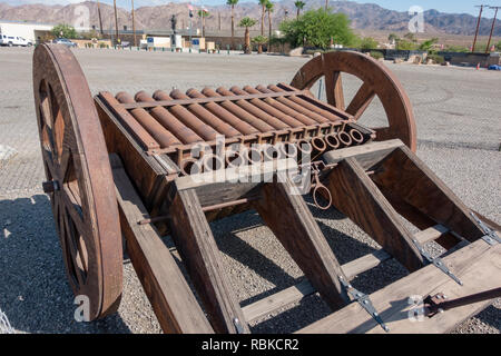 Ein Da Vinci 33 doppelläufige Orgel Waffe (oder ein ribauldequin) außerhalb der General George S. Patton Memorial Museum, Chiriaco Gipfel, CA, USA. Stockfoto