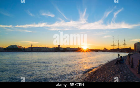 Kai hase Insel mit Blick auf die Newa und die Kronverksky Strait. Herbst Stadtbild bei Sonnenuntergang. Stockfoto