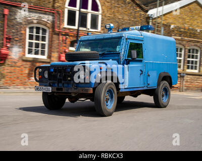 1994 gepanzerte Polizei Land Rover Defender 110 Stockfoto