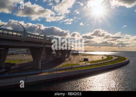 Blick auf die Western High-speed Durchmesser und der U-Bahnstation Novorostovskaya. Krestovsky Insel St. Petersburg, Russland Stockfoto