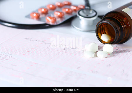 Stethoskop, Pillen, Fläschchen in der medizinischen Zimmer auf blauem Hintergrund Draufsicht mockup. Stockfoto