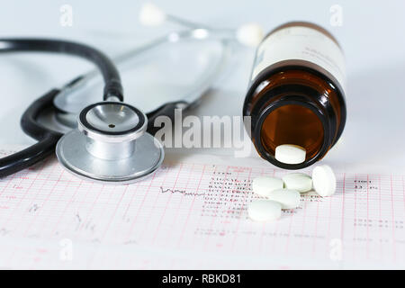 Stethoskop, Pillen, Fläschchen in der medizinischen Zimmer auf blauem Hintergrund Draufsicht mockup. Stockfoto