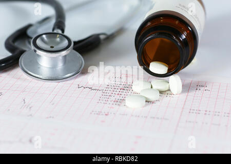 Stethoskop, Pillen, Fläschchen in der medizinischen Zimmer auf blauem Hintergrund Draufsicht mockup. Stockfoto