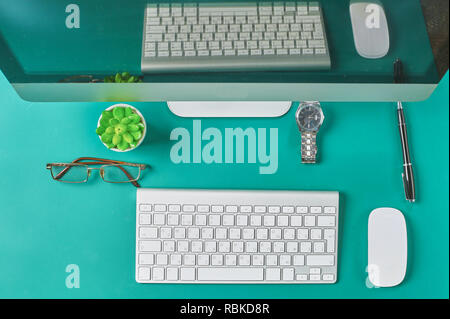 Flach foto Büro Schreibtisch mit Tastatur, Notebook, Smartphone, Tablet, Brillen, Ansicht von oben Stockfoto