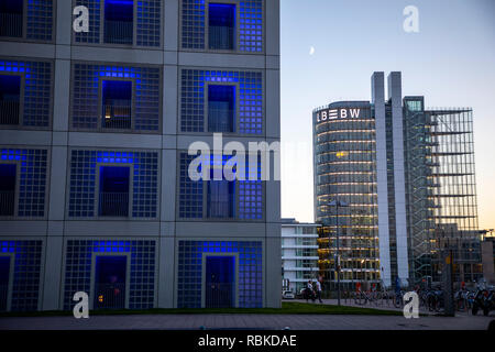 Die neue Stadtbibliothek in Stuttgart, im Europaviertel, moderne Fassade, beleuchtete Fenster, Glas, hinter der LBBW die Landesbank Baden - WŸrttembe Stockfoto