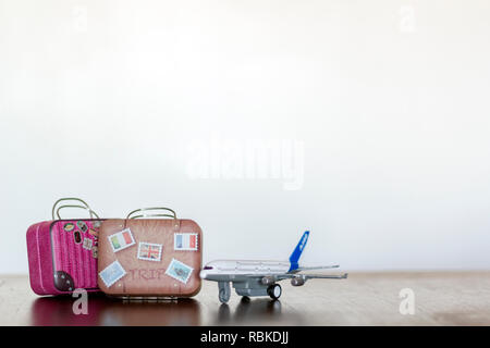 Flugzeug mit Reisen Koffer mit kopieren. Travel Concept Stockfoto