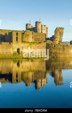 Caerphilly Castle in Südwales, die den schiefen Turm Stockfoto