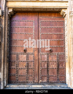 Mittelalterliche Türen, Tore. Spanische traditionelle Ornament auf hölzernen Tore. Alte hölzerne Tor Textur. Starke Festung, Spanien. Stockfoto