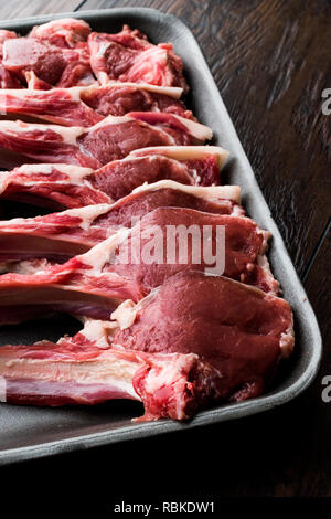 Paket von rohem Fleisch Lammkoteletts in Kunststoffbox/Container. Organisches Produkt. Stockfoto