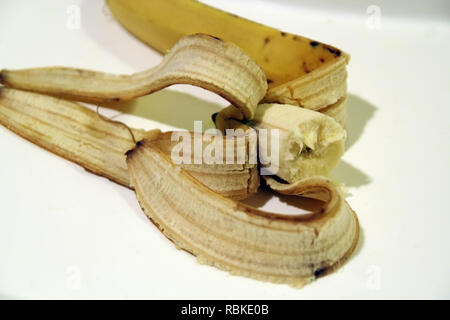 Die Hälfte gegessen Banane. Exotisches Obst gegessen. Stockfoto