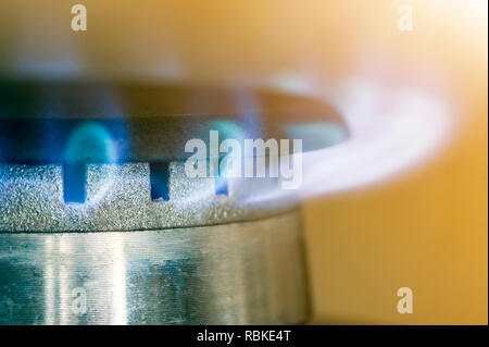 Erdgas blauen Flammen brennt auf dem Küchenherd Herd Nahaufnahme Foto mit flachen DOF Stockfoto