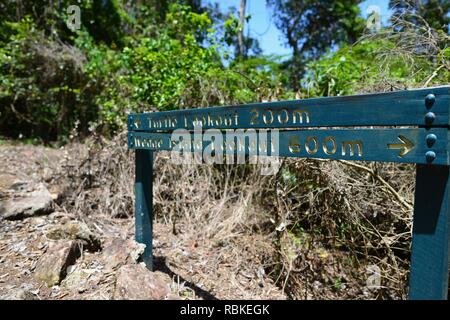 Turtle Island und Wedge island Lookout Zeichen, Wandern durch Cape Hillsborough National Park, Queensland, Australien Stockfoto