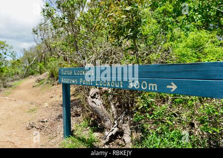 Turtle Lookout und Andrews Point Lookout Zeichen, Wandern durch Cape Hillsborough National Park, Queensland, Australien Stockfoto