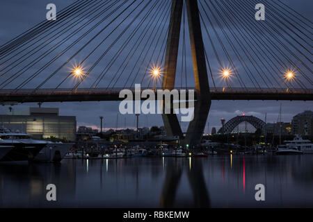 Die Sydney Harbour Bridge unter dem Anzac bridge eingebettet an einem bewölkten Morgen Stockfoto