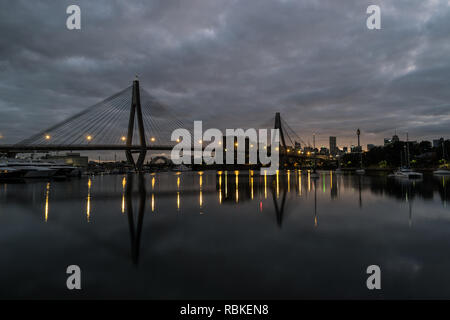 Die Sydney Harbour Bridge unter dem Anzac bridge eingebettet an einem bewölkten Morgen Stockfoto