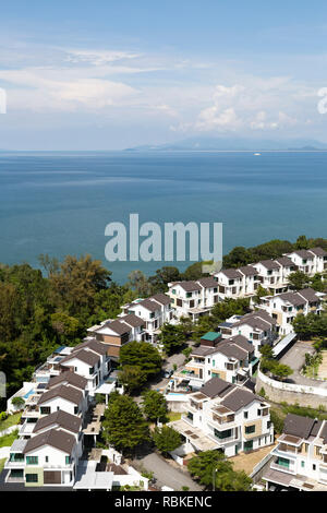 Oben Ansicht einer Doppelhaushälfte Gehäuse Quartiersentwicklung in Batu Ferringhi auf der Insel Penang in Malaysia. Stockfoto