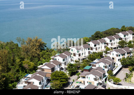 Oben Ansicht einer Doppelhaushälfte Gehäuse Quartiersentwicklung in Batu Ferringhi auf der Insel Penang in Malaysia. Stockfoto