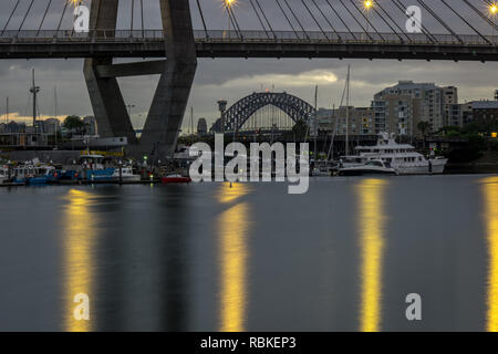 Die Sydney Harbour Bridge unter dem Anzac bridge eingebettet an einem bewölkten Morgen Stockfoto