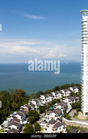 Oben Ansicht einer Doppelhaushälfte Gehäuse Quartiersentwicklung in Batu Ferringhi auf der Insel Penang in Malaysia. Stockfoto