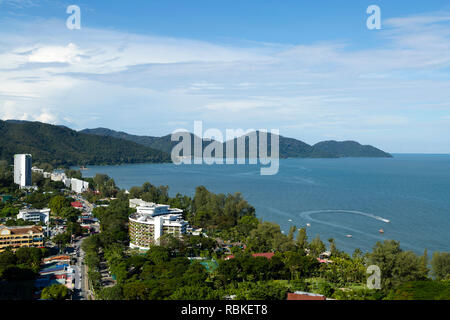 Luftaufnahme von Batu Ferringhi Beach, Penang Nationalpark in der Straße von Malakka auf der Insel Penang, Malaysia. Batu Ferringhi ist ein beliebter tra Stockfoto