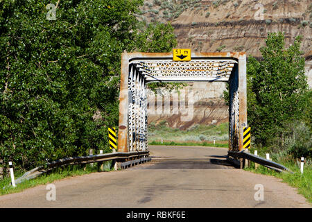 Die malerische sechs Kilometer Straße von Rosedale an Wayne in der Nähe von Drumheller, Alberta, Kanada, überqueren Sie 11 One-lane Metall Brücken über der Rosebud River. Stockfoto