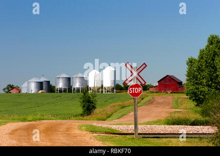 Ländliche Landschaft Bahnübergang von der Geisterstadt Rowley, Alberta, Kanada. Stockfoto