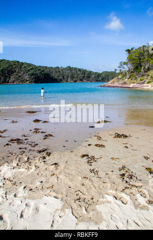 Junge angeln, Strand von Pambula Flussmündung, New South Wales, Australien Stockfoto