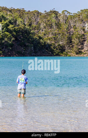 Junge angeln, Strand von Pambula Flussmündung, New South Wales, Australien Stockfoto