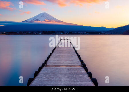 Mt. Fuji mit einem führenden Dock in Lake Kawaguchi, Japan Stockfoto