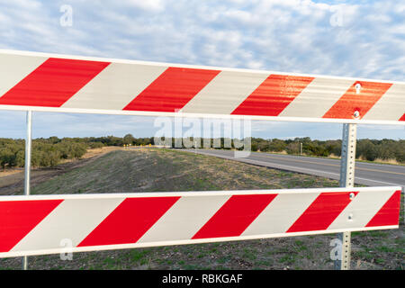 In der Nähe der grossen Straße Block mit Kurve auf der anderen Seite Stockfoto