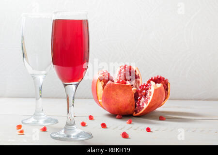 Rote Granatapfel Drink in Weinglas auf weißem Hintergrund mit Kopie Raum Stockfoto