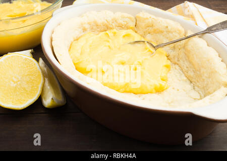 Lemon Quark in sandigen Einfügen in Keramik pan Stockfoto