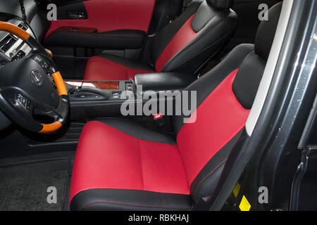 Innenraum der SUV-Auto mit einem umgebauten Leder in rot-schwarze Farbe im Austausch für die alten, abgenutzten Innenverkleidung in der Werkstatt für die Reparatur von das Meer Stockfoto