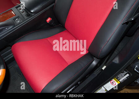 Innenraum der SUV-Auto mit einem umgebauten Leder in rot-schwarze Farbe im Austausch für die alten, abgenutzten Innenverkleidung in der Werkstatt für die Reparatur von das Meer Stockfoto