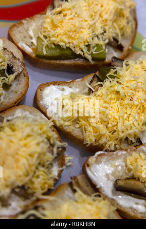 Sechs Sandwiches liegen auf einer Platte von Brot essen mit Käse und Gurken. Das Nationalgericht. Stockfoto