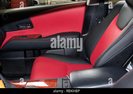 Innenraum der SUV-Auto mit einem umgebauten Leder in rot-schwarze Farbe im Austausch für die alten, abgenutzten Innenverkleidung in der Werkstatt für die Reparatur von das Meer Stockfoto