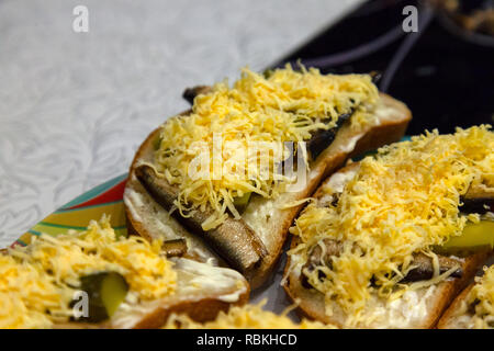 Sechs Sandwiches liegen auf einer Platte von Brot essen mit Käse und Gurken. Das Nationalgericht. Stockfoto