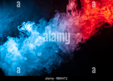 Eine Spalte von farbigen Rauch der blauen und roten Farbe aus einer WAP-abstrakter Form tendenziell Nach oben auf einem schwarzen Hintergrund isoliert. Stockfoto