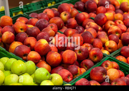 Schöne, Reife, frische Früchte in einen Supermarkt: grün, gelb, rot, Äpfel, in Reihen in einem großen Sortiment, eine Vielzahl von Möglichkeiten. Stockfoto