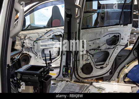 Zerlegt Körper weiß Crossover, entfernt der Sitz, Türen ohne Panels, entfernen Sie die Abdeckung vom Mechanismus der Schutz der Fluggäste Gürtel, Stockfoto