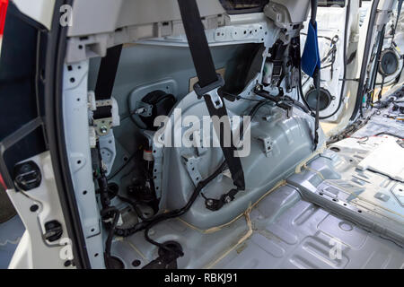 Die Seite Element der Inneren des Autos auf der Rückseite der Weiche ohne Haut, für die Reparatur und die Leistung der Schalldämmung im Auto s vorbereitet Stockfoto