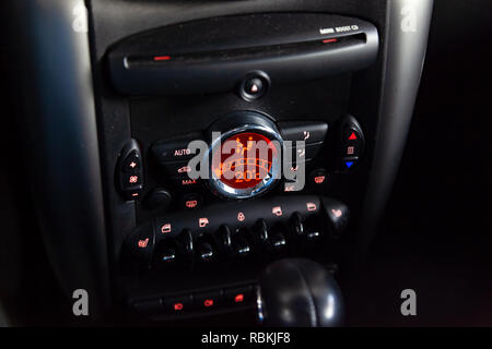 Klimaanlage auf dem Armaturenbrett Klimaanlage Auto in der Kabine close-up mit roter Beleuchtung von Tasten und Hebeln mit einer Anzeige, Messen Stockfoto