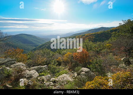 Spanien Landschaft im Herbst von der Albera mountain range, Pyrenäen, Katalonien, Alt Emporda Stockfoto